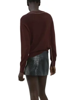 Pull chocolat uni en maille fine avec une coupe droite et un col v