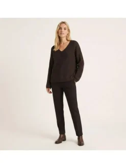 Pull chocolat uni pourvu d'une coupe droite et de manches longues