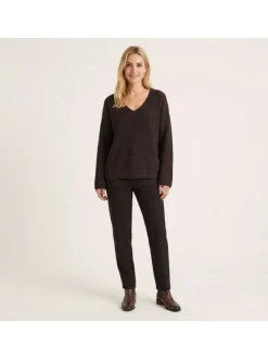 Pull chocolat uni pourvu d'une coupe droite et de manches longues