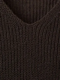 Pull chocolat uni pourvu d'une coupe droite et de manches longues