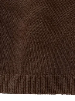 Pull chocolat uni pourvu d'une coupe droite et de manches longues
