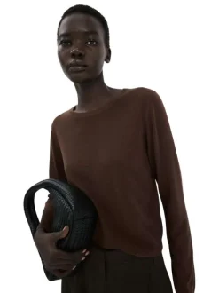Pull chocolat uni pourvu d'une coupe droite et de manches longues