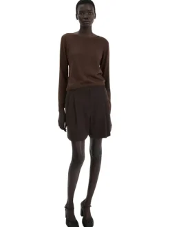 Pull chocolat uni pourvu d'une coupe droite et de manches longues