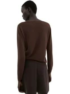 Pull chocolat uni pourvu d'une coupe droite et de manches longues