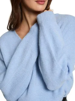 Pull ciel en maille effet lainage pourvu d'un col v et de manches longues