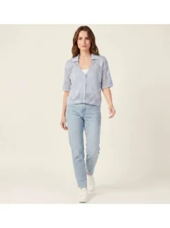 Pull ciel uni pourvu de manches courtes et d'une coupe ajustée