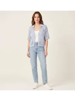 Pull ciel uni pourvu de manches courtes et d'une coupe ajustée