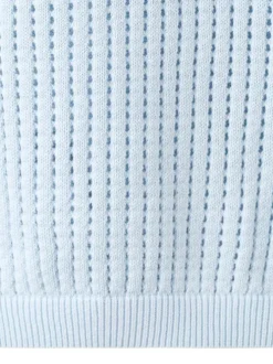 Pull ciel uni pourvu d'une coupe droite et de manches courtes