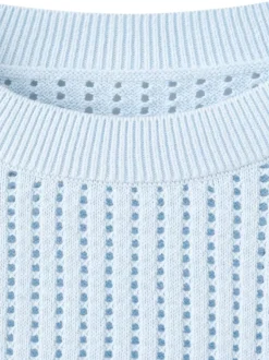 Pull ciel uni pourvu d'une coupe droite et de manches courtes