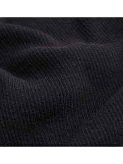 Pull col roulé noir à coupe ajustée proche du corps et manches longues