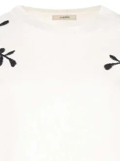 Pull couleur écru, brodé avec un col rond et des manches longues