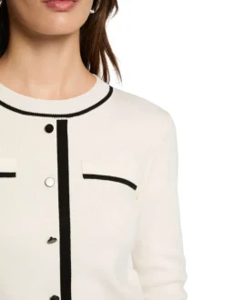 Pull écru bicolore à coupe droite, col rond et à manches courtes et boutons