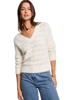 Pull écru en maille ajourée avec un col v et des manches longues