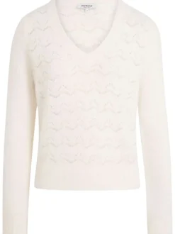 Pull écru en maille ajourée avec un col v et des manches longues