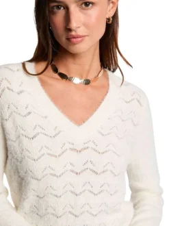 Pull écru en maille ajourée avec un col v et des manches longues