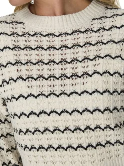 Pull écru en maille ajourée à rayures ondulées noires avec une coupe crop top
