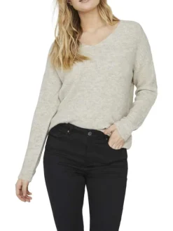 Pull écru en maille chiné doux avec une coupe droite et un col v
