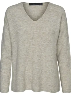 Pull écru en maille chiné doux avec une coupe droite et un col v