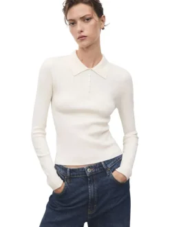 Pull écru en maille côtelée avec une coupe ajustée et un col polo boutonné