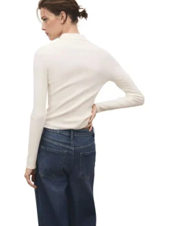 Pull écru en maille côtelée avec une coupe ajustée et un col polo boutonné