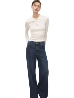 Pull écru en maille côtelée avec une coupe ajustée et un col polo boutonné
