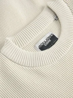 Pull écru en maille côtelée avec une coupe droite et un col rond