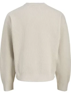 Pull écru en maille côtelée avec une coupe droite et un col rond