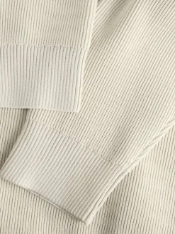 Pull écru en maille côtelée avec une coupe droite et un col rond
