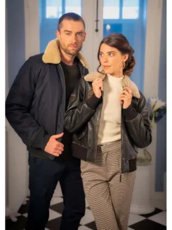 Pull écru en maille côtelée à coupe ajustée avec col rond et manches longues