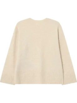 Pull écru en maille fine avec une coupe ample et un col rond