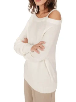 Pull écru en maille fine avec une coupe droite et un col asymétrique