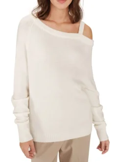 Pull écru en maille fine avec une coupe droite et un col asymétrique
