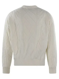 Pull écru en maille torsadée avec une coupe droite et un col rond