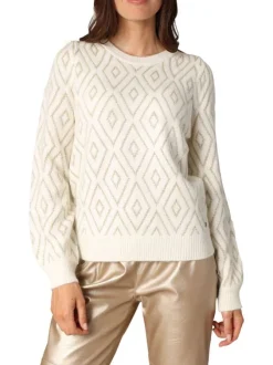 Pull écru en maille tricotée avec un col rond et des manches longues