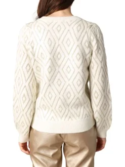 Pull écru en maille tricotée avec un col rond et des manches longues