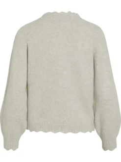 Pull écru en maille tricotée pourvu d'un col rond et de manches longues