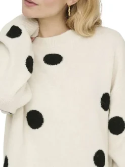 Pull écru à gros pois avec une coupe droite et un col rond