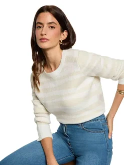 Pull écru orné d'un motif zébré et pourvu d'un col rond côtelé