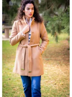 Pull écru rayé avec une coupe droite et une fermeture zippée à l'avant