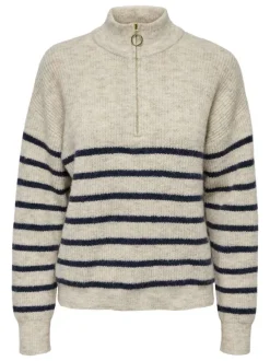 Pull écru rayé avec une coupe droite et une fermeture zippée à l'avant