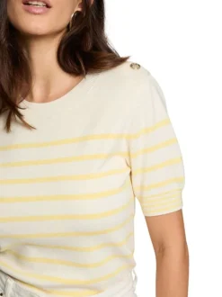 Pull écru à rayures avec une coupe droite et des manches courtes