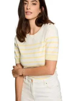 Pull écru à rayures avec une coupe droite et des manches courtes