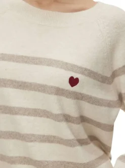Pull écru à rayures avec une coupe droite et des manches longues