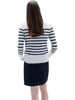 Pull écru à rayures avec une coupe droite et des manches longues