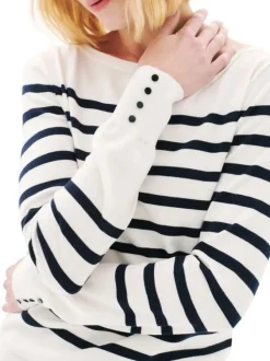Pull écru à rayures avec une coupe droite et des manches longues
