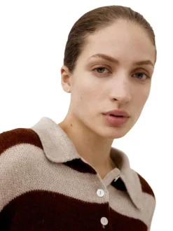 Pull écru à rayures bordeaux avec une coupe droite et un col polo