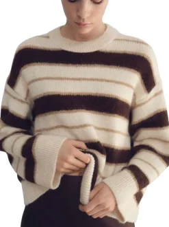 Pull écru à rayures marron avec une coupe droite et un col rond