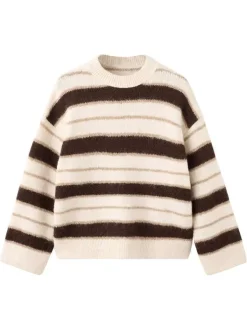 Pull écru à rayures marron avec une coupe droite et un col rond