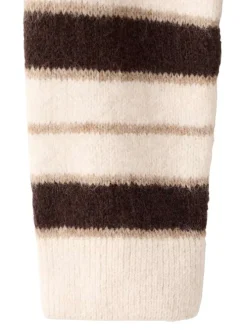 Pull écru à rayures marron avec une coupe droite et un col rond