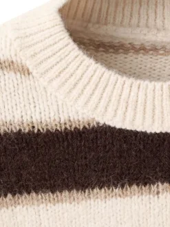 Pull écru à rayures marron avec une coupe droite et un col rond